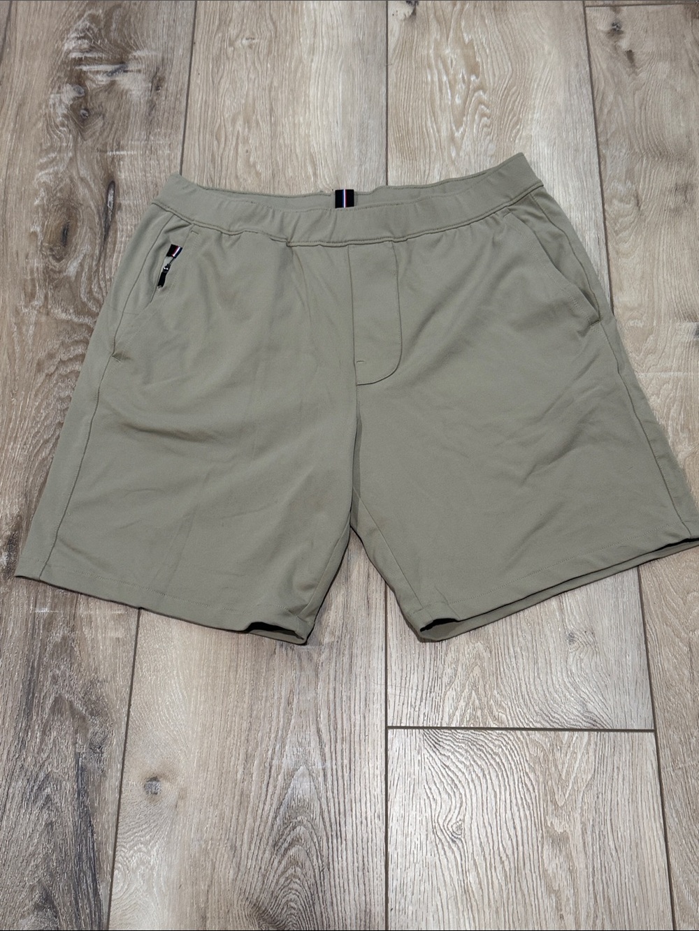 Men's Performance Shorts in khaki; Medium;